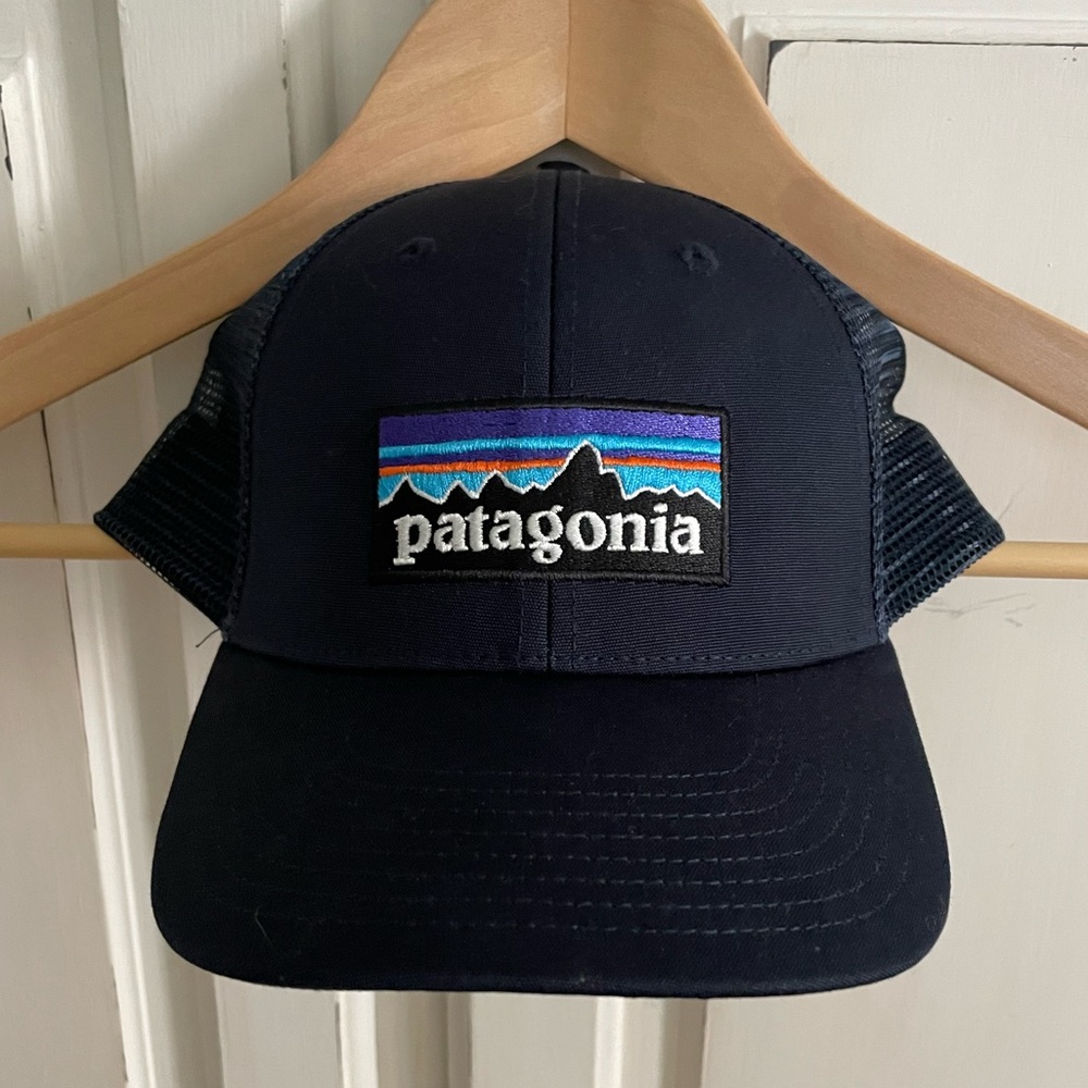 NWT Patagonia LoPro Trucker Hat in Navy